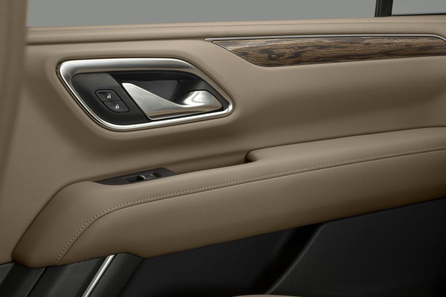 Детали интерьера Chevrolet Suburban High Country 2020 года  (фото 16 из 21)